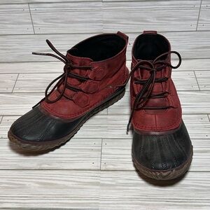 Sorel Burgundy and Black Winter Boots
